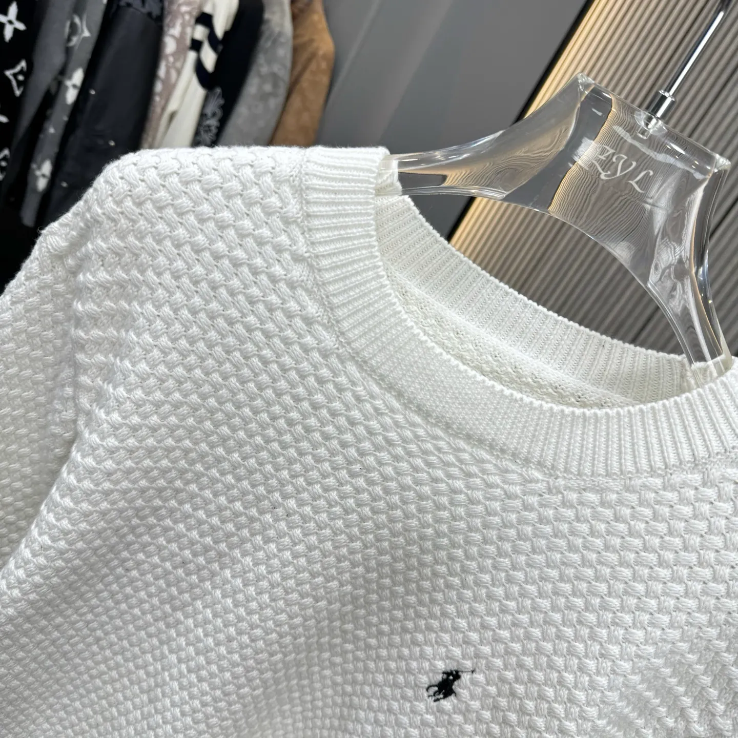 P290 Ralph Lauren 25FW crew neck sweater. The fabric is made of top-quality cashmere yarn. The new autumn and winter Oblique jacquard knitted cashmere sweater has a double-sided wearable design and is made of high-quality cashmere material. After fine weaving process, it presents a soft and comfortable touch and excellent thermal performance. The iconic Oblique jacquard pattern is perfectly presented through precision knitting technology. It can be worn on both sides, showing different style charms. The round neck design is simple and elegant, suitable for various matching occasions. Exquisite knitting technology ensures that the clothes are not easily deformed and remain crisp and long-lasting. The double-sided design concept reflects LV's perfect balance of practicality and fashion. Each sweater undergoes strict quality inspection to ensure that the quality meets the brand's consistently high standards. This knitted item combines warmth and style, making it an exquisite addition to your autumn and winter wardrobe. Size:S/M/L/XL